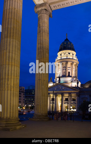 Deutscher Dom visto attraverso colonne di Konzerthaus Gendarmenmarkt Mitte Berlino Germania Foto Stock