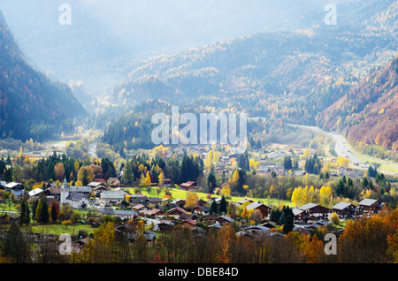 L'Europa, Francia, sulle Alpi francesi, Haute-Savoie, Chamonix, i colori autunnali nella valle di Chamonix Foto Stock