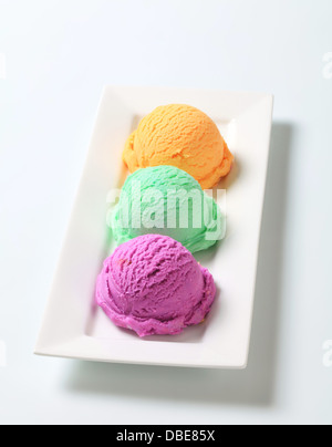 Tre palline di gelato sulla piastra lunga Foto Stock