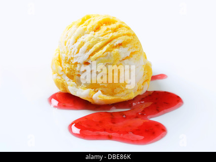 Cucchiaio di gelato decorato con salsa di lamponi Foto Stock