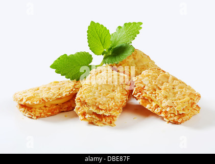Sandwich di mandorla biscotti con crema alla vaniglia il riempimento Foto Stock