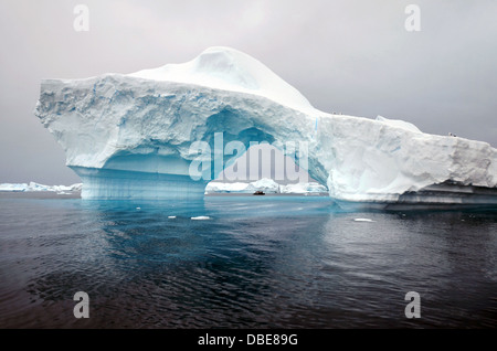 Un zodiac crociere in barca attraverso una apertura in una bella ice berg vicino Pleneau isole, Antartide Foto Stock