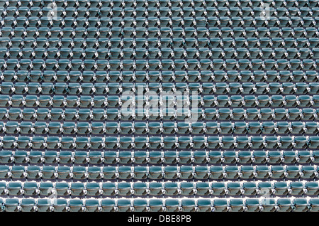 NFL Stadium Empty Seats United States // UNITED STATES - un'ampia vista di posti vuoti in uno stadio di football professionistico americano NFL si estende davanti alla telecamera. Le file su file di posti a sedere vuoti creano un motivo simmetrico, mettendo in mostra l'immensa capacità del locale e accennando all'atmosfera elettrica che riempie questi stand il giorno della partita. Foto Stock