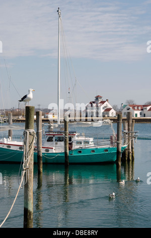 Una barca ormeggiata sul Lago di Montauk a Montauk, New York. Foto Stock