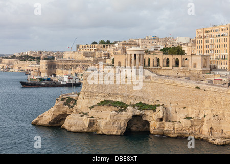 Vista dal lungomare di La Valletta, la città capitale di Malta Foto Stock