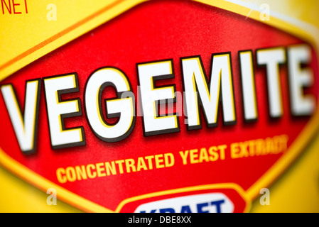 Close-up dell'etichetta di un vasetto di Vegemite, un famoso australiano diffusione realizzato da concentrato di estratto di lievito. Vegemite è ora di proprietà di American food company Kraft. Foto Stock