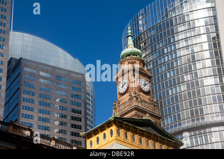 La torre dell'orologio di terre Dipartimento edificio con vetro frontale grattacielo dietro il centro del CBD di Sydney New South Wales NSW Australia Foto Stock