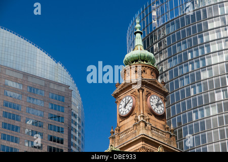 La torre dell'orologio di terre Dipartimento edificio con vetro frontale grattacielo dietro il centro del CBD di Sydney New South Wales NSW Australia Foto Stock