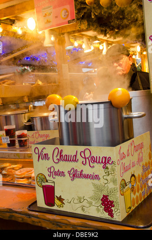 Francia, Alsazia, Strasburgo, Grand Island. Inverno Mercatino di Natale, vacanze tipiche specialità di spezie vino caldo. UNESCO. Foto Stock