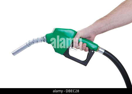 Un uomo in possesso di una benzina verde ugello su uno sfondo bianco. Foto Stock
