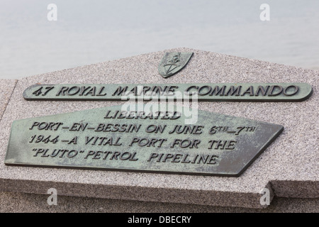 Francia, Normandia, Port en bessin, monumento alla British 47th Royal Marine Commando, liberatori della città di WW2. Foto Stock