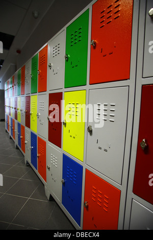 Girato a colori di alcuni armadietti in una highschool Foto Stock