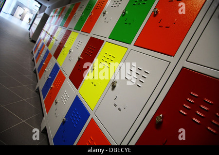 Girato a colori di alcuni armadietti in una highschool Foto Stock