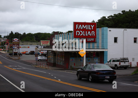 Family Dollar Thrift Store e Oakland discount outlet, Oakland, Maryland, Stati Uniti d'America Foto Stock