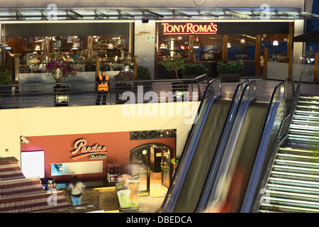 Larcomar popolare centro commerciale per lo shopping nel quartiere di Miraflores a Lima in Perù illuminata di notte Foto Stock