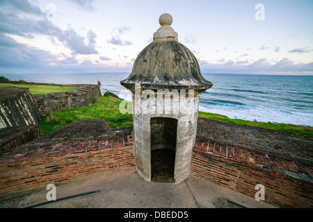 La torretta sulla parete di San Cristobal fort nella vecchia San Juan, Puerto Rico. Foto Stock