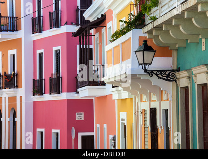 Case colorate linea San Sebastian Street nella città vecchia di San Juan, Puerto Rico Foto Stock