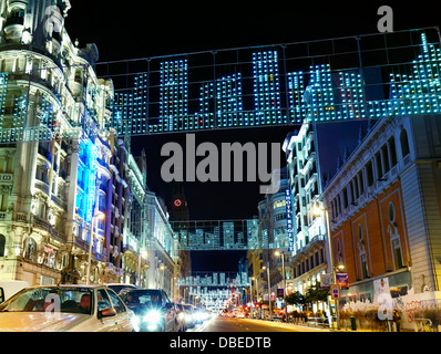 Il traffico a Gran via con luci di stringa nel tempo di Natale. Madrid. Spagna. Foto Stock