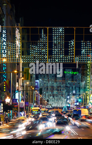 Il traffico a Gran via con luci di stringa nel tempo di Natale. Madrid. Spagna. Foto Stock