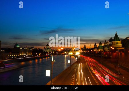 Argine del Fiume Moskva vicino al Cremlino di Mosca, Russia. Foto Stock