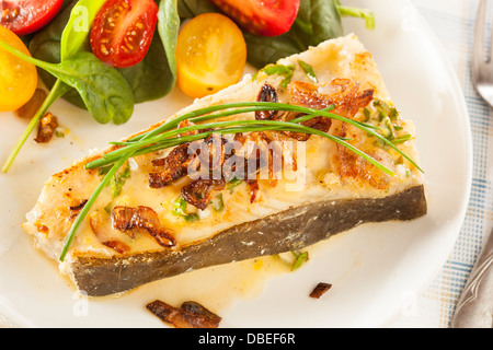 In casa organico grigliate di pesce di ippoglosso con insalata Foto Stock