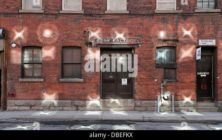 Facciata in mattoni rossi di un vecchio edificio industriale in Montreal, provincia del Québec in Canada Foto Stock