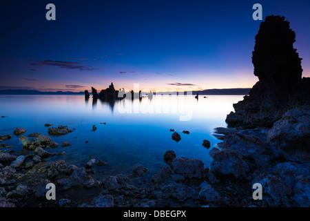 Alba luce su tufo Lago Mono, Mono Basin National Scenic Area, California, Stati Uniti d'America Foto Stock