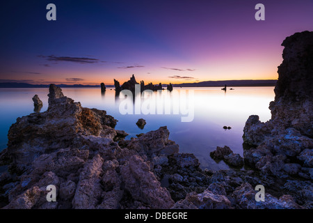 Alba luce su tufo Lago Mono, Mono Basin National Scenic Area, California, Stati Uniti d'America Foto Stock