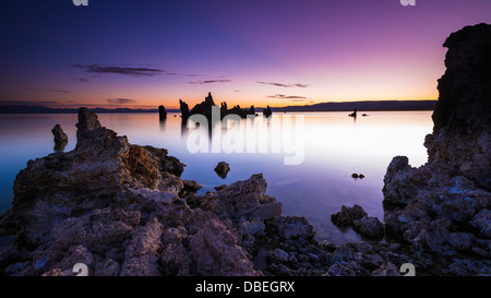 Alba luce su tufo Lago Mono, Mono Basin National Scenic Area, California, Stati Uniti d'America Foto Stock