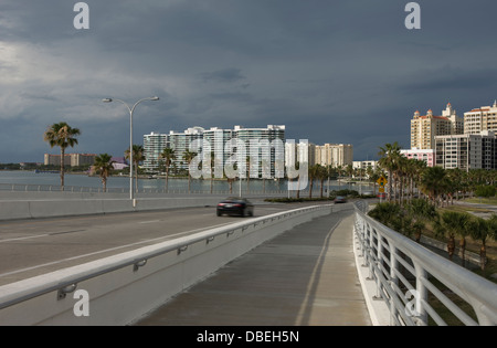 Il RINGLING BOULEVARD BRIDGE skyline del centro di Sarasota Florida USA Foto Stock