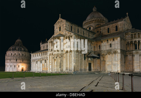 Nightshot di Piazza dei Miracoli di Pisa in Italia con la cattedrale e il Battistero Foto Stock