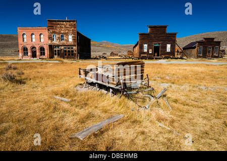 Edifici e slitta sulla strada principale, Bodie State Historic Park, California USA Foto Stock