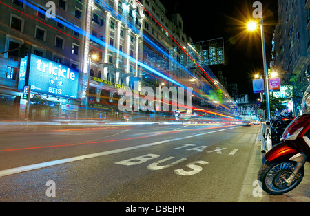 Il traffico a Gran via con luci effetto sentieri del tempo di Natale. Madrid. Spagna. Foto Stock