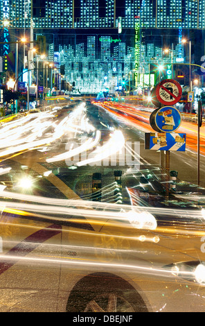 Il traffico a Gran via con luci effetto sentieri del tempo di Natale. Madrid. Spagna. Foto Stock