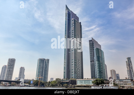 Vista urbano della città di Bangkok con grattacieli e ponte Foto Stock