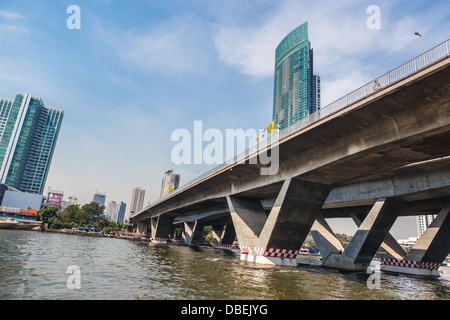Vista urbano della città di Bangkok con grattacieli e ponte Foto Stock