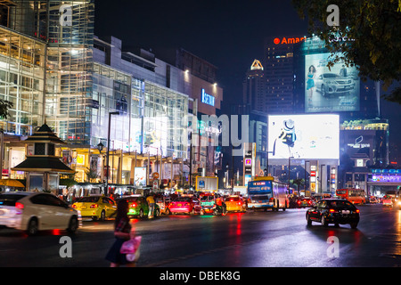 Bangkok City night view con il traffico principale Foto Stock