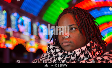 Studente su strada in Nanjing nelle ore notturne Foto Stock