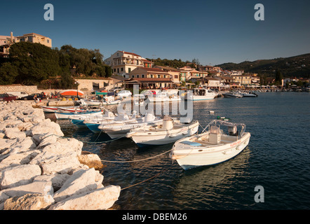 Le barche attraccate al porto di Kassiopi di Corfù, Grecia Foto Stock