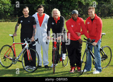 Sir Richard Branson, Marcus Patrick, Matt Willis, Oritse Williams, Sam Attwater Virgin Active London Triathlon - Photocall tenutosi a Virgin Active, Bromyard Avenue London, England - 07.06.11 Foto Stock