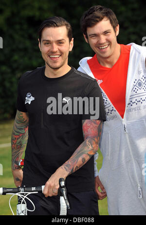 Matt Willis e Sam Attwater Virgin Active London Triathlon - Photocall tenutosi a Virgin Active, Bromyard Avenue London, England - 07.06.11 Foto Stock