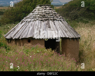 Capanna di fango rifugio lungo il sentiero Tarka, Instow, Devon, Regno Unito 2013 Foto Stock