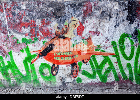 Graffiti all ingresso dell edificio squatter in 183 Brunnestrasse, Mitte di Berlino Foto Stock