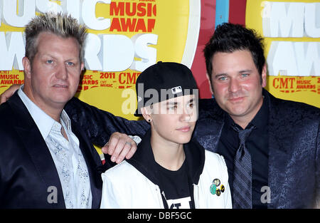 Gary LeVox, Justin Bieber, Jay DeMarcus 2011 CMT Music Awards alla Bridgestone Arena di Nashville Tennessee - 08.06.11 Foto Stock