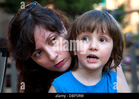 Unico madre spagnola ascolto di suo figlio di quattro anni. Foto Stock