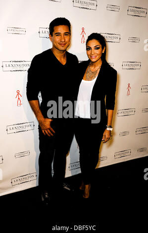 Mario Lopez e Courtney Laine Mazza Lexington Social House Grand Opening - Gli arrivi di Hollywood, in California - 08.06.11 Foto Stock