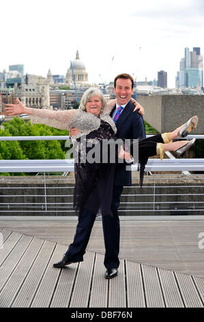 Ann Widdecombe e Anton du Beke unire le forze con Bupa presso il Teatro Nazionale di incoraggiare le persone anziane a ballare il loro modo a una migliore salute. Ex politicante e 2010 Strictly Come Dancing contestant Ann Widdecombe e sala da ballo professionale ballerina Anton du Beke stanno unendo Bupa per aiutare a lanciare l'iniziativa e offrire dimostrazioni di ballo di Bupa care home residenti. Londra, Engl Foto Stock