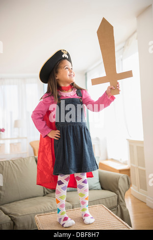 Ragazza ispanica giocando con ape e spada Foto Stock