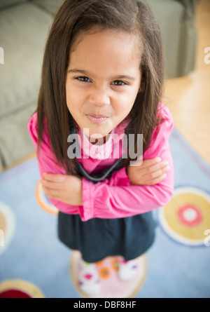 Ragazza ispanica busbana francese in soggiorno Foto Stock