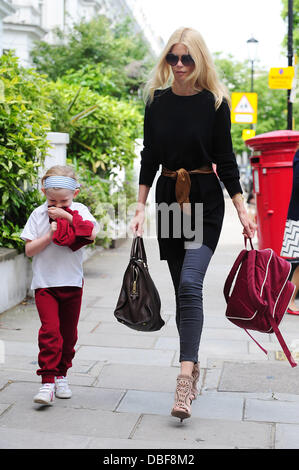 Claudia Schiffer la caduta di sua figlia Clementina off a scuola di Londra - Inghilterra - Credito 10.06.11 obbligatori: WENN.com Foto Stock